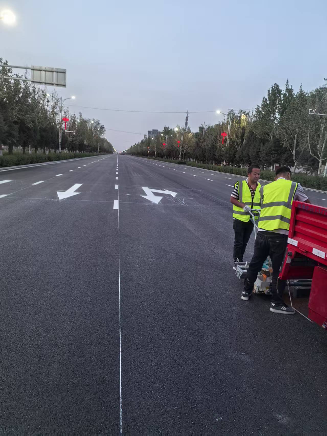 德宏小区划线厂家直发配送｜德宏小区划线|公路标线|厂区道路标线物流线路、到货进度与供货计划｜源头工厂直供-新亿达交通设施