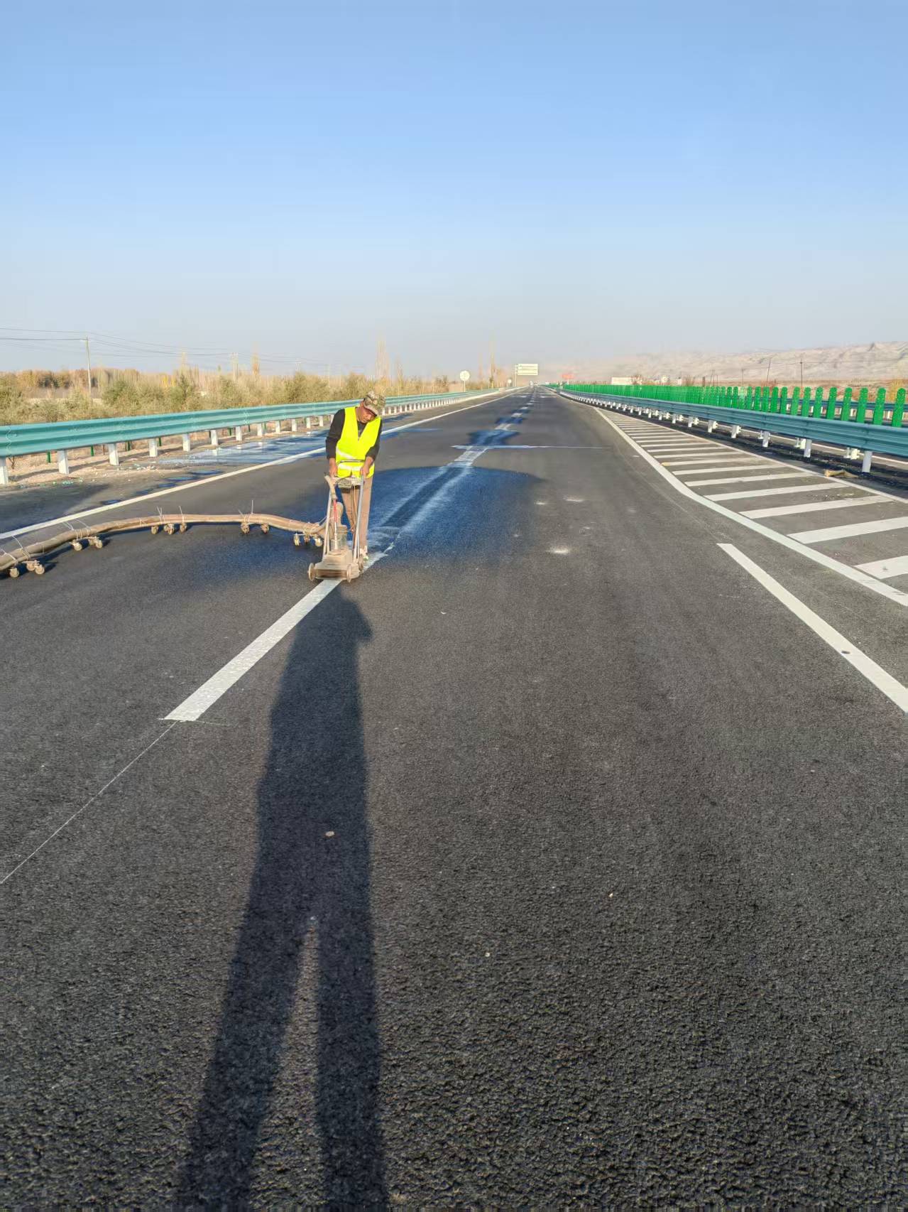 宁德园区道路划线厂家直发配送|宁德园区道路划线|禁停标线|热熔标线物流线路、到货进度与供货计划|源头工厂直供-新亿达交通设施