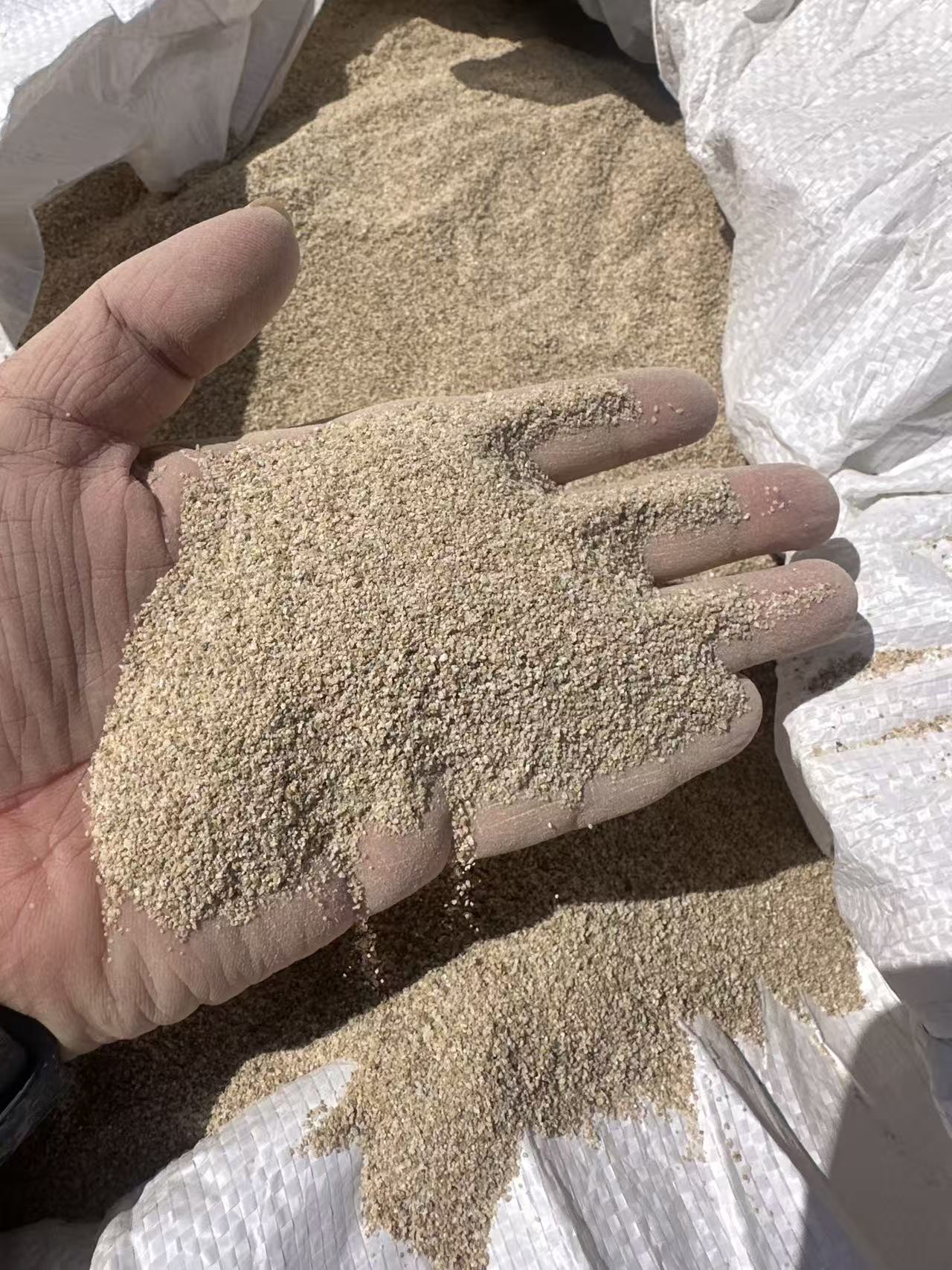 巴中运动场石英砂源头厂家系统产品要点｜巴中运动场石英砂|石英砂原材料|石英砂滤料使用要求、规格型号与厂家建议｜区域直供发运-利山建材